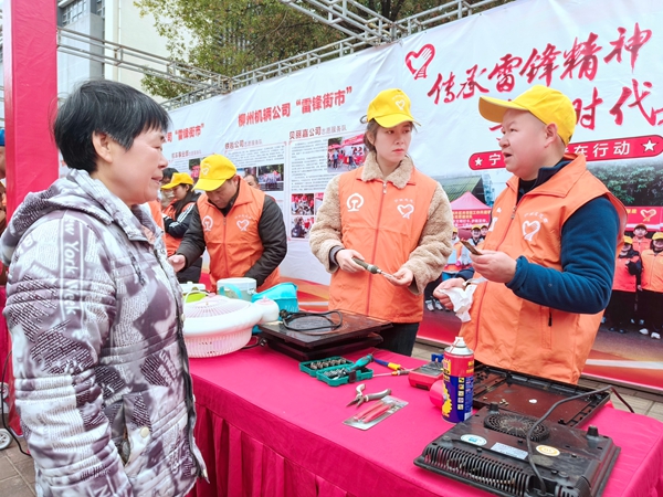 雷鋒街市志愿者為市民進(jìn)行小家電維修。黃鳳娟攝