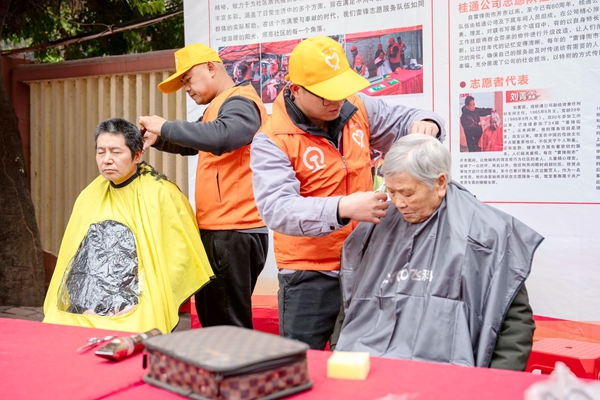 雷鋒街市志愿者在為市民理發(fā)。蔣少闐攝