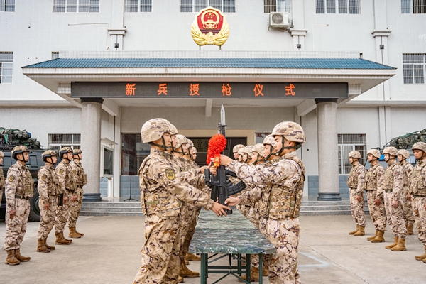 新兵授槍儀式現(xiàn)場。