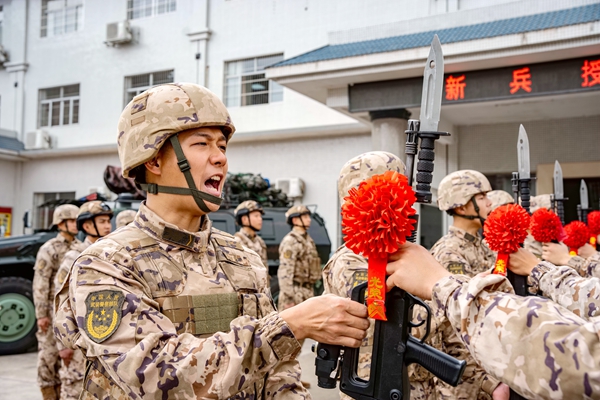 新兵接過老兵手中鋼槍。