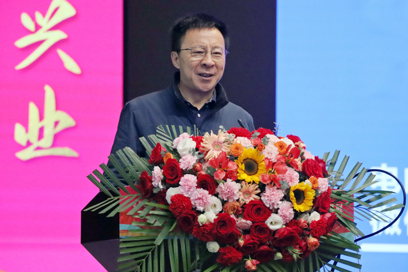 李紅教授作主題授課。廣西幼師供圖