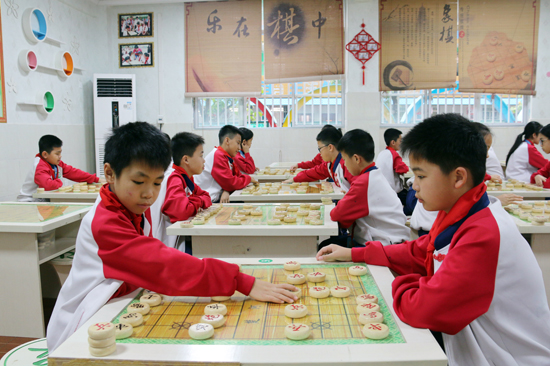 學(xué)生們?cè)谙笃鍖W(xué)堂進(jìn)行對(duì)決