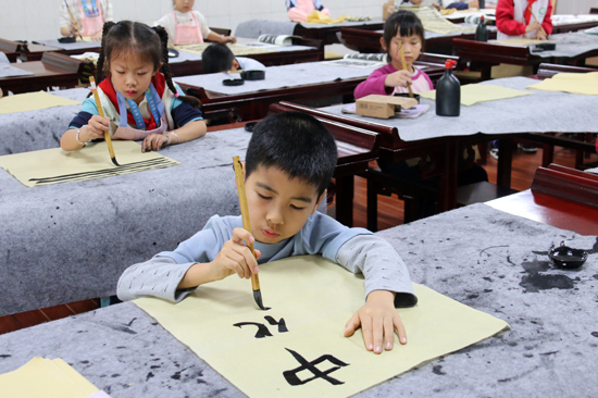 學(xué)生在蘭亭序?qū)W堂練習(xí)寫字