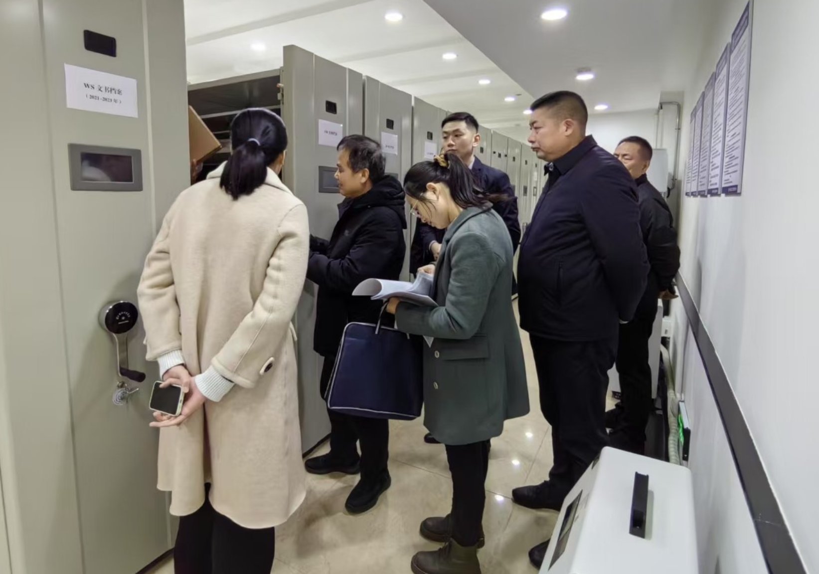 自治區(qū)檔案館專家現(xiàn)場指導檔案工作