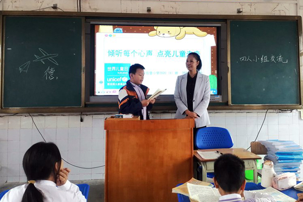校長(zhǎng)進(jìn)班傾聽(tīng)孩子們的心聲。柳江區(qū)教育局供圖