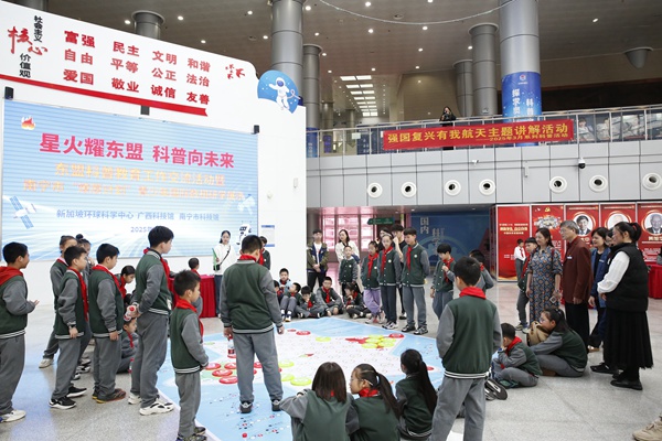 南寧市翡翠園學(xué)校學(xué)生進(jìn)行國(guó)際數(shù)棋團(tuán)體賽展示。王靖山攝