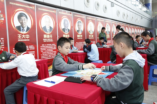 南寧市翡翠園學(xué)校學(xué)生進(jìn)行國(guó)際數(shù)棋個(gè)人賽展示。王靖山攝
