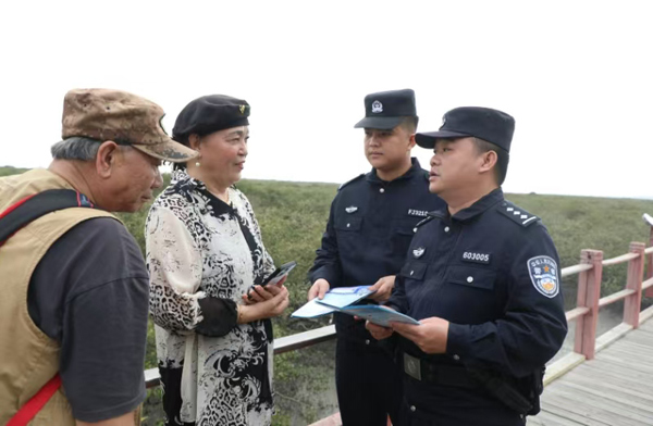 北海公安向游客進行保護紅樹林宣傳