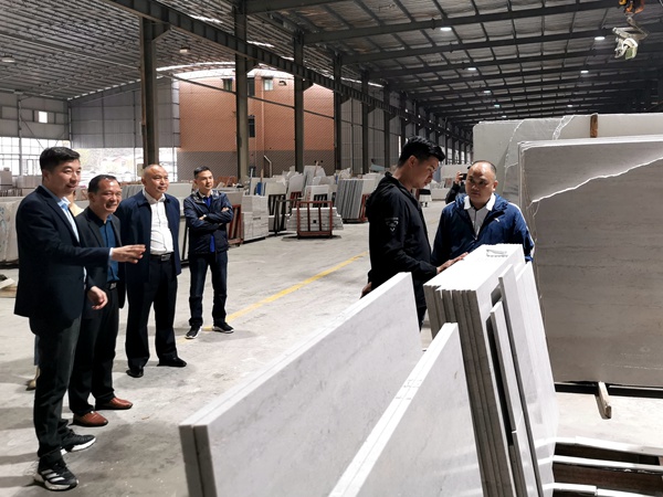 圖為高州市工商聯(lián)攜企業(yè)家在博美奧齊石材有限公司調研大理石產業(yè)