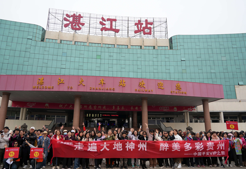 旅客們?cè)谲囌緩V場(chǎng)集中準(zhǔn)備踏上旅途。李超宇攝