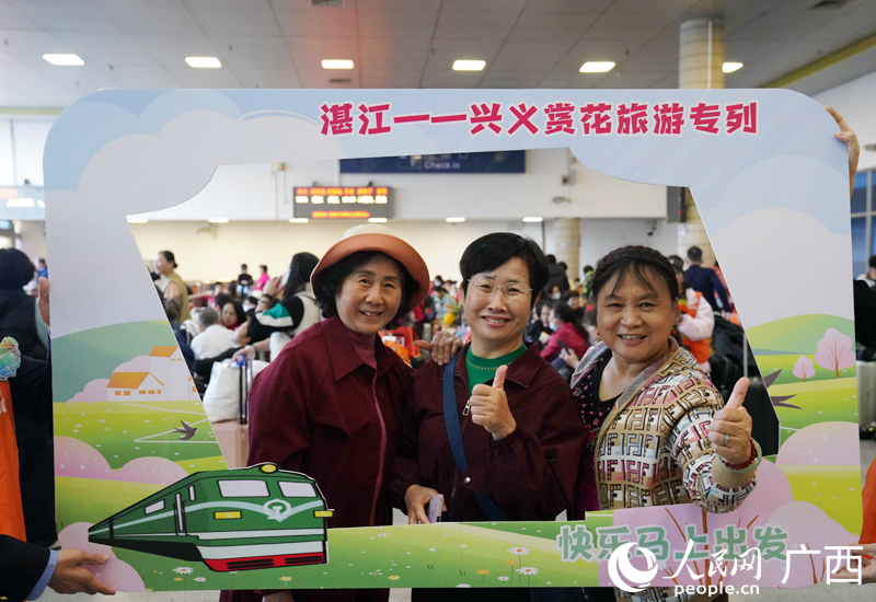 旅客們?cè)诤蜍囀依镩_(kāi)心合影留念。人民網(wǎng)記者 王勇攝