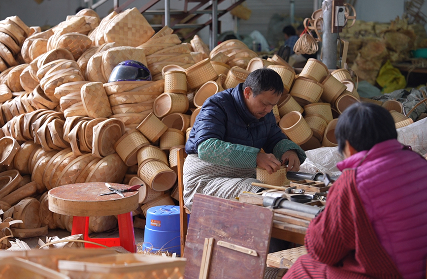 平山鎮(zhèn)一手工作坊，工人正在編織實(shí)用提籃。饒小宇攝
