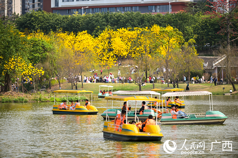 南寧市江南公園游人如織。人民網(wǎng) 雷琦竣攝