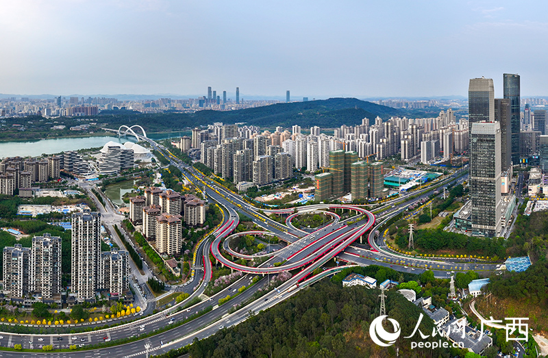 南寧街頭巷尾開滿鮮花。人民網(wǎng) 雷琦竣攝