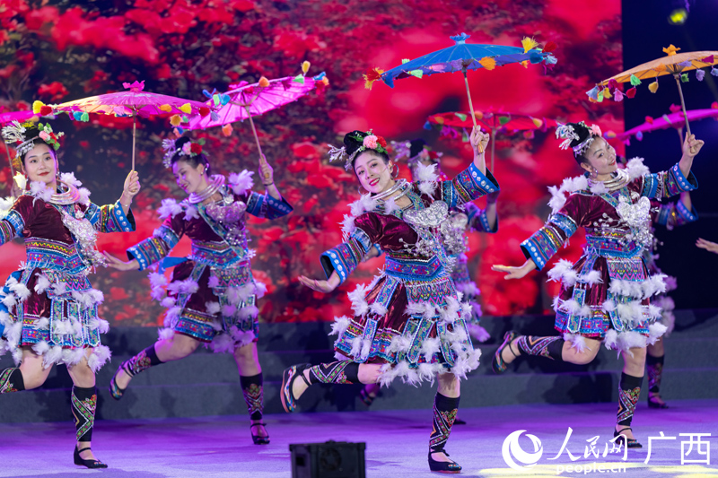 融水苗族自治縣民族文工團(tuán)帶來(lái)女子群舞《呀嗚，幸福苗山》。