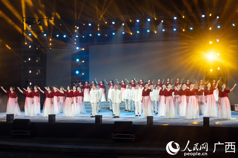 西北工業(yè)大學(xué)教授合唱團(tuán)帶來(lái)《是你一直想著我》。