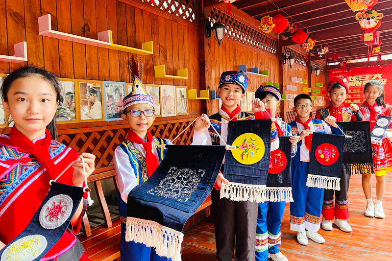 南寧市新陽路小學(xué)苗繡社團(tuán)的學(xué)生進(jìn)行苗繡作品展示。南寧市新陽路小學(xué)供圖