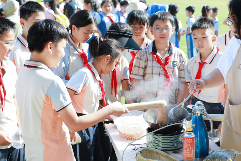 南寧市華西路小學(xué)開展秋季研學(xué)實(shí)踐活動(dòng)，高年級(jí)學(xué)生體驗(yàn)打油茶等非遺項(xiàng)目。南寧市華西路小學(xué)供圖