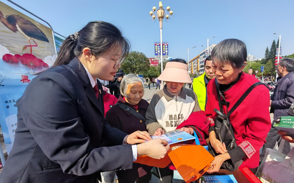 現(xiàn)場發(fā)放各類宣傳資料