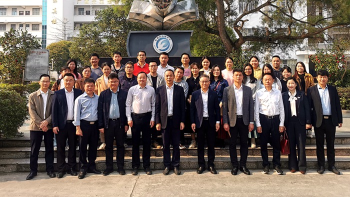 圖為鄧澤友一行與化州掛職干部和支教支醫(yī)人才合影