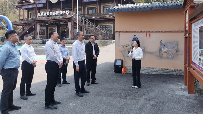 圖為鄧澤友一行在思練鎮(zhèn)石龍村藍(lán)家屯調(diào)研