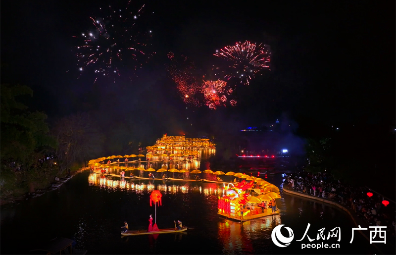 漓江漁火節(jié)“金龍巡游”活動。人民網(wǎng) 付華周攝