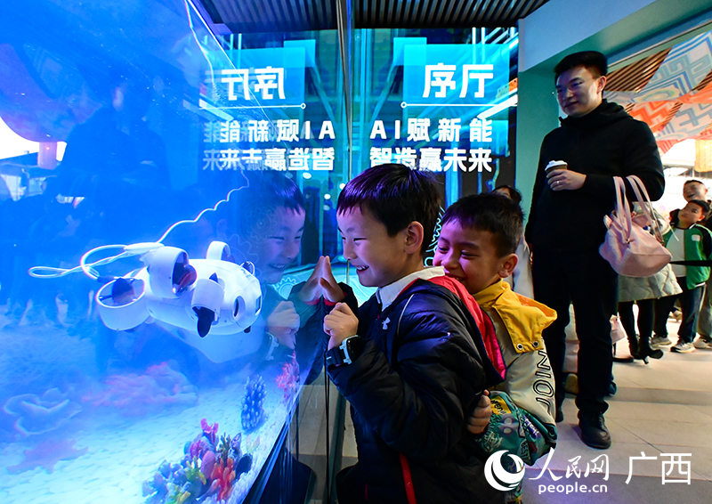 孩子們對AI展館十分好奇。人民網(wǎng) 雷琦竣攝
