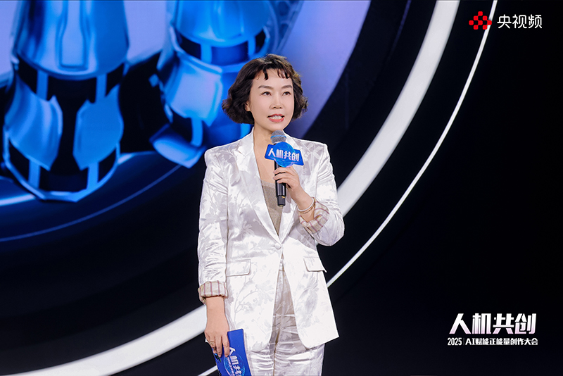 《2025中國·AI盛典》制片人、總導演田梅介紹亮點。人民視頻供圖