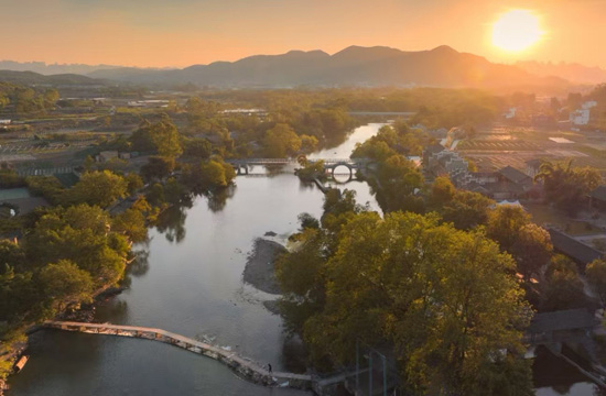 清晨的東漓古村，薄霧籠罩村莊。東漓古村供圖