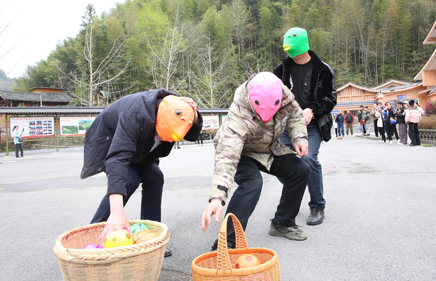 游客們在車田苗族鄉(xiāng)石山底參加游園活動。