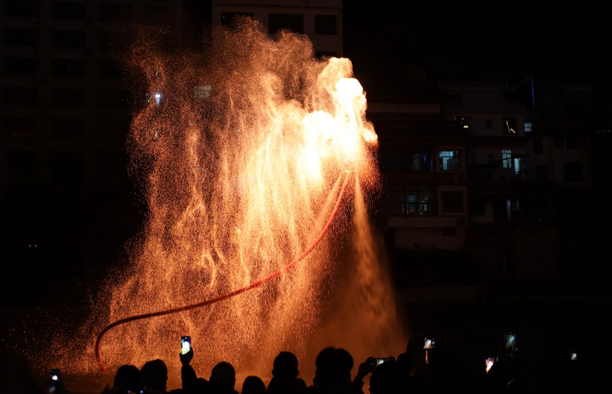 水上火壺表演