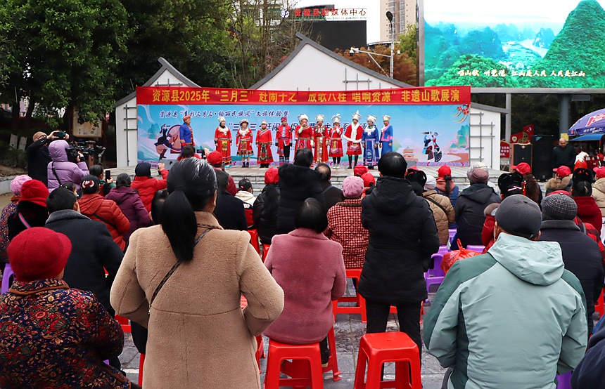 非遺山歌展演現(xiàn)場，熱鬧非凡