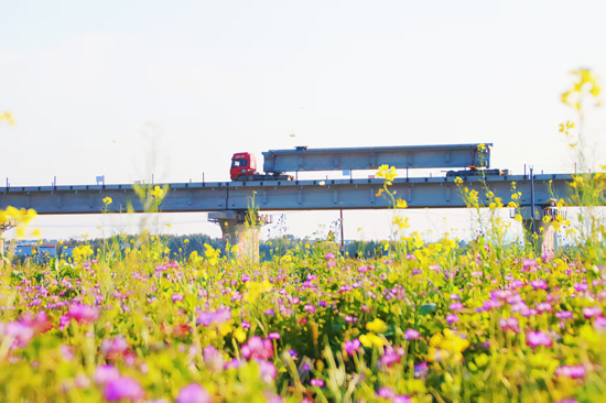 柳梧鐵路春日建設(shè)場景。趙楊波攝
