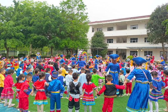 上石鎮(zhèn)中心幼兒園沉浸式體驗山歌表演