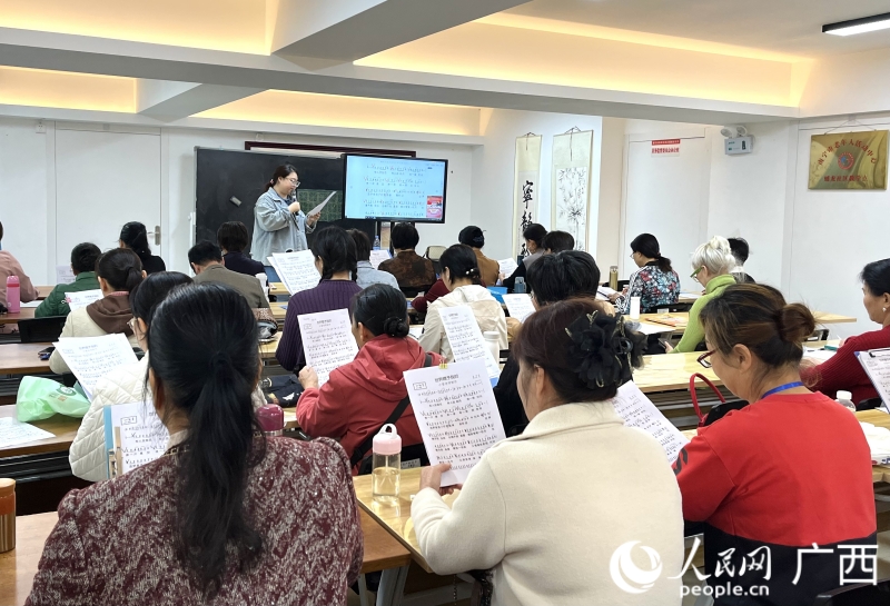蟠龍社區(qū)文體活動室內(nèi)，老年人在上聲樂課。人民網(wǎng) 韋歡攝