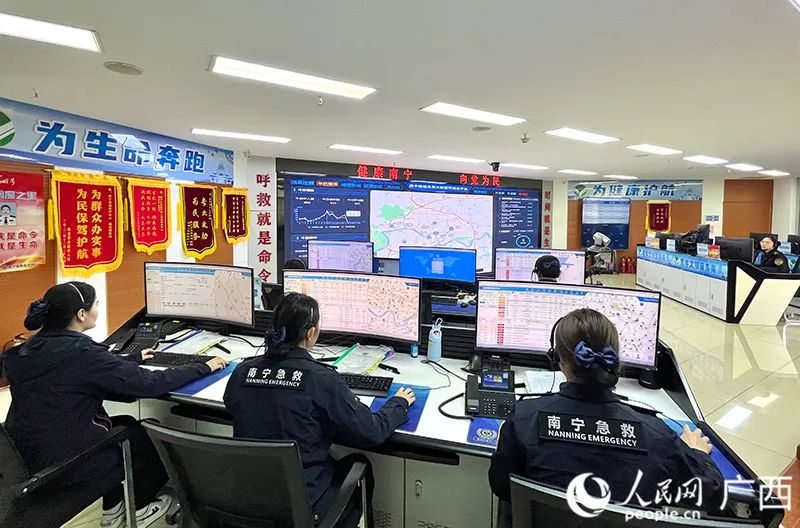 南寧120在廣西率先建成并使用云調(diào)度指揮平臺，實(shí)現(xiàn)移動指揮調(diào)度。人民網(wǎng) 韋歡攝