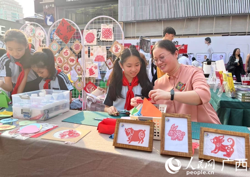 現(xiàn)場展示剪紙技藝及作品。人民網(wǎng) 韋歡攝