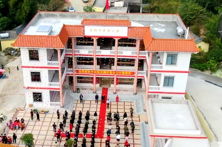 “石榴經(jīng)驗(yàn)”在平政鎮(zhèn)石榴村先行，接著在全鎮(zhèn)各村復(fù)制推廣。李京東攝