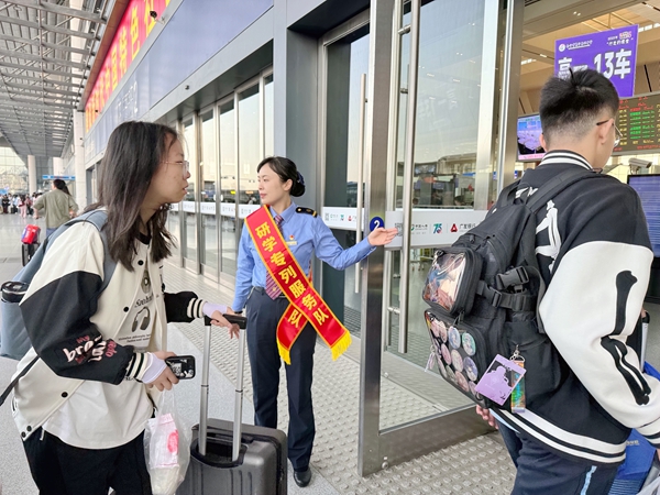 南寧車站為研學(xué)團(tuán)增設(shè)專用通道，方便學(xué)生們快速進(jìn)站。于莉攝