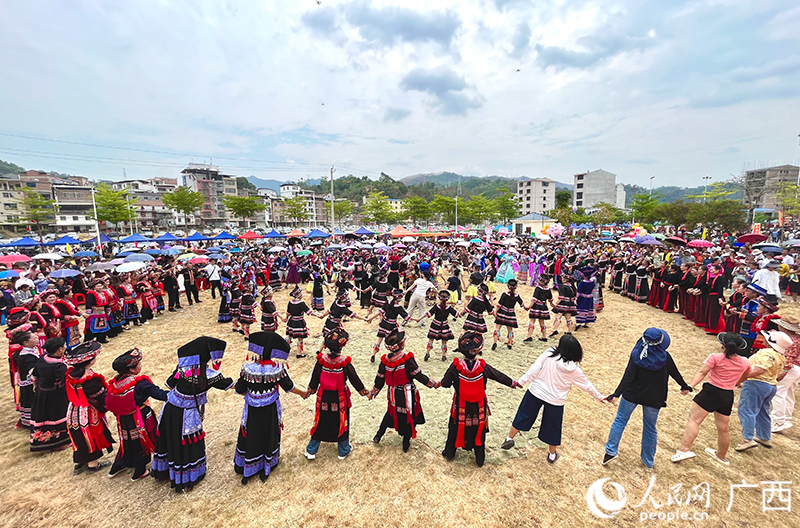 各族群眾手牽手跳民族團(tuán)結(jié)圓圈舞。人民網(wǎng) 韋歡攝