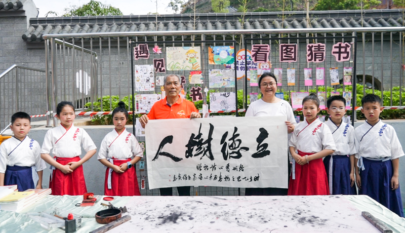書法家現(xiàn)場揮毫。