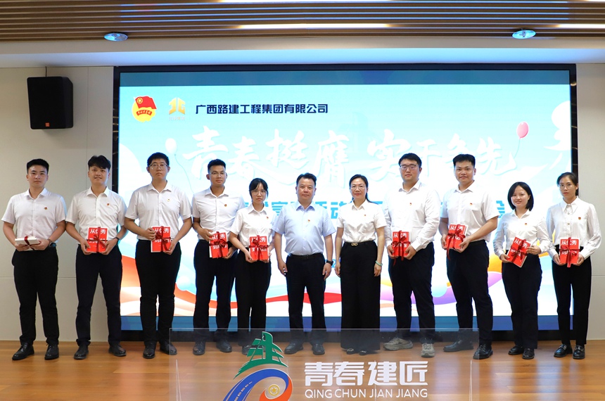 本次活動(dòng)向青年代表贈(zèng)送了《從優(yōu)秀到卓越》《AI公文寫作》讀物。梁劍鋒攝