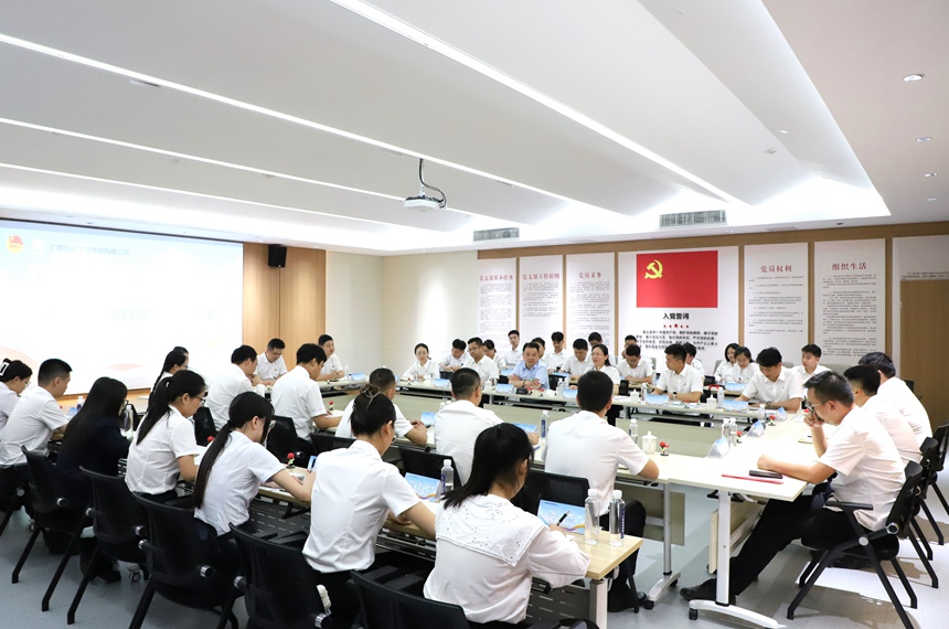 座談會(huì)現(xiàn)場(chǎng)。覃靖楊攝