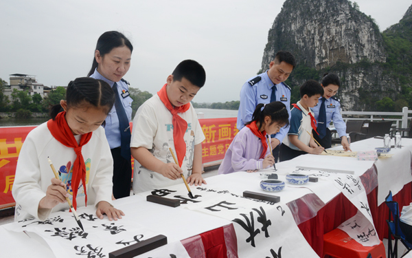 平山小學(xué)學(xué)生現(xiàn)場書畫。鄧宇攝