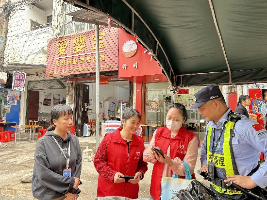 愛店鎮(zhèn)開展“便捷醫(yī)?；菝裆?，醫(yī)保服務(wù)進邊關(guān)”活動