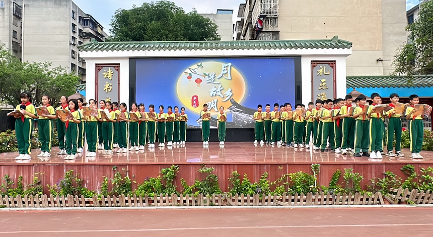 2025年4月，衡陽(yáng)路小學(xué)開(kāi)展“第30屆世界讀書(shū)日”主題晨會(huì)，學(xué)生上臺(tái)展示誦讀《月是故鄉(xiāng)明》。學(xué)校供圖