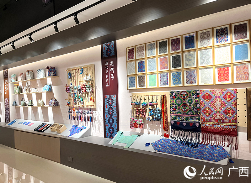 賓陽壯錦館內(nèi)展示精美的壯錦產(chǎn)品。人民網(wǎng) 韋歡攝