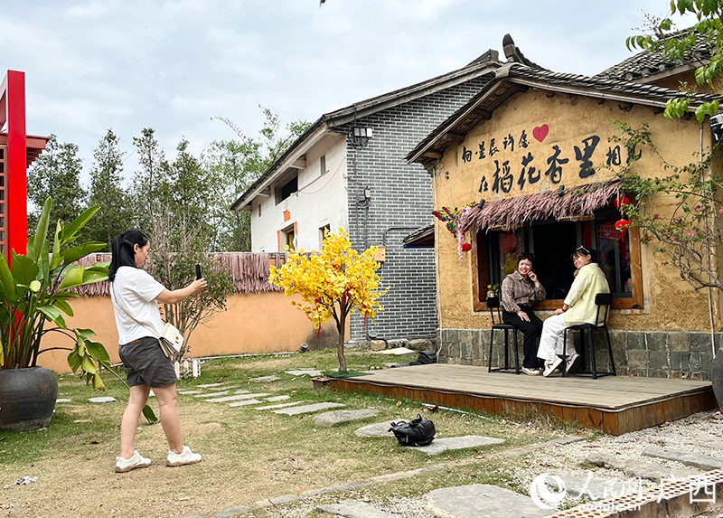 游客在古辣鎮(zhèn)稻花香里旅游景區(qū)內(nèi)拍照打卡。人民網(wǎng) 韋歡攝