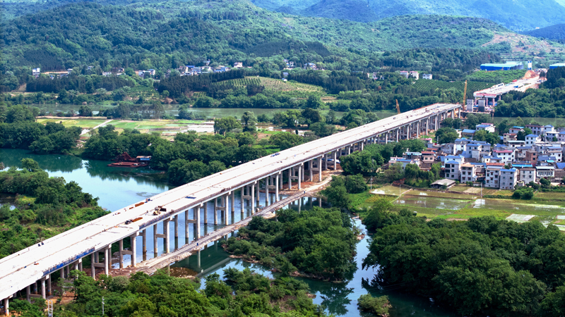建設(shè)中的全灌高速湘江特大橋。鄧興旺攝