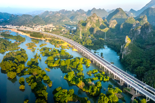 灌陽至平樂高速公路沿線風(fēng)景如畫。廣西交通投資集團(tuán)供圖